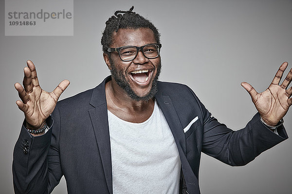 Porträt eines lachenden Mannes mit Brille und Jacke