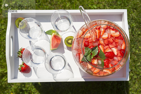 Wassermelonen-Erdbeer-Kiwi-Schale auf Tablett