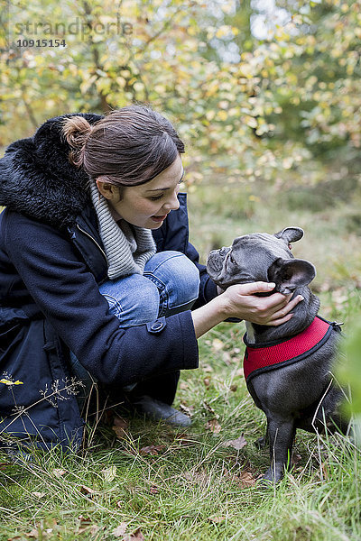 Frau mit ihrem Hund in der Natur