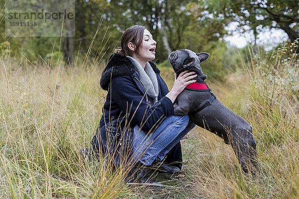 Frau mit ihrem Hund in der Natur