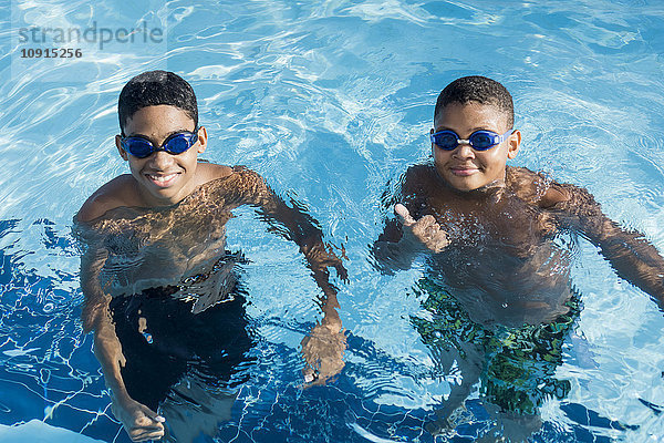 Portrait von zwei Jungen im Schwimmbad