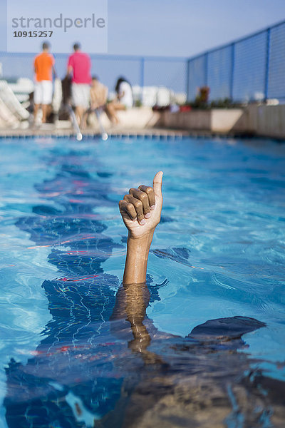 Hand eines Jungen im Schwimmbad