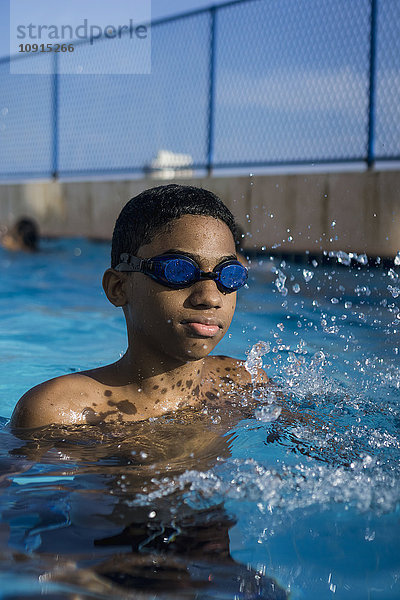 Teenager-Junge im Schwimmbad