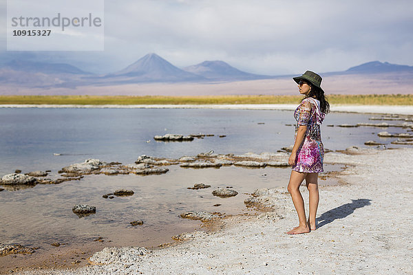 Chile  San Pedro de Atacama  Frau steht in der Wüste am Seeufer