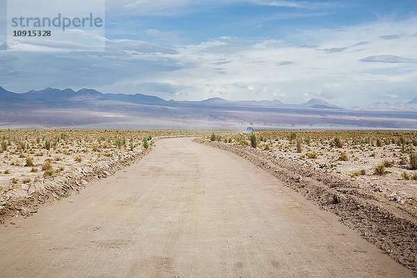 Chile  San Pedro de Atacama  leerer Feldweg