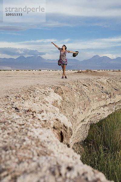 Chile  San Pedro de Atacama  Frau in der Wüste mit ausgestreckten Armen