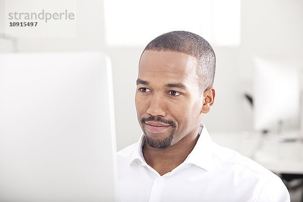 Porträt eines am Computer arbeitenden Mannes