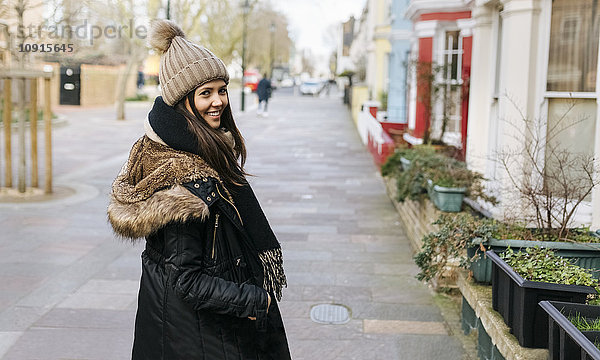 UK  London  Notting Hill  Porträt einer lächelnden jungen Frau