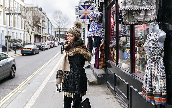 UK  London  Notting Hill  lächelnde junge Frau beim Einkaufen
