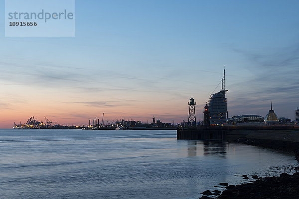 Deutschland  Bremerhaven  Weser bei Sonnenuntergang