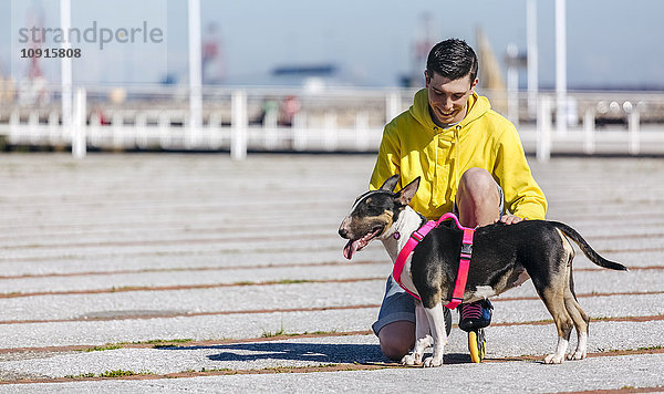 Inline-Skater mit seinem Bullterrier