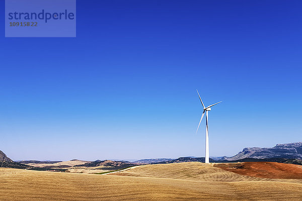 Spanien  Andalusien  Windkraftanlagen und Felder