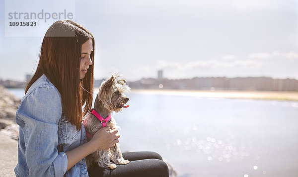 Junge Frau mit ihrem Yorkshire Terrier