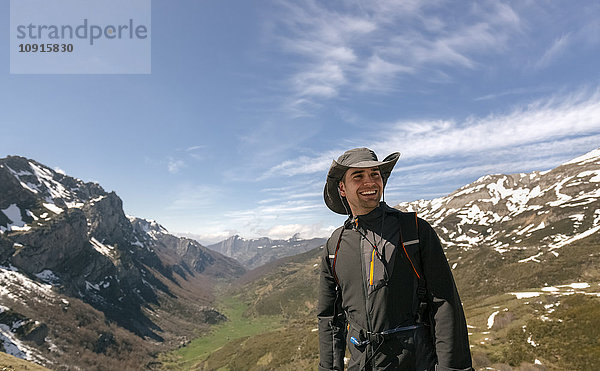 Spanien  Asturien  Somiedo  lächelnder Mann beim Bergwandern