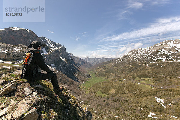 Spanien  Asturien  Somiedo  Mann mit Blick auf die Landschaft auf dem Berggipfel