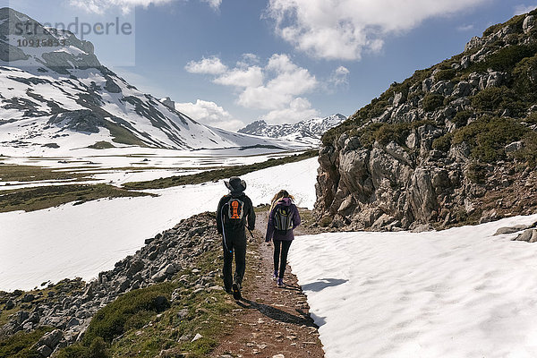 Spanien  Asturien  Somiedo  Paarwanderungen in verschneiten Bergen