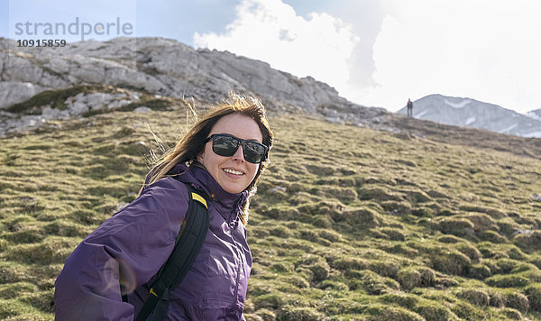Spanien  Asturien  Somiedo  lächelnde Frau beim Bergwandern