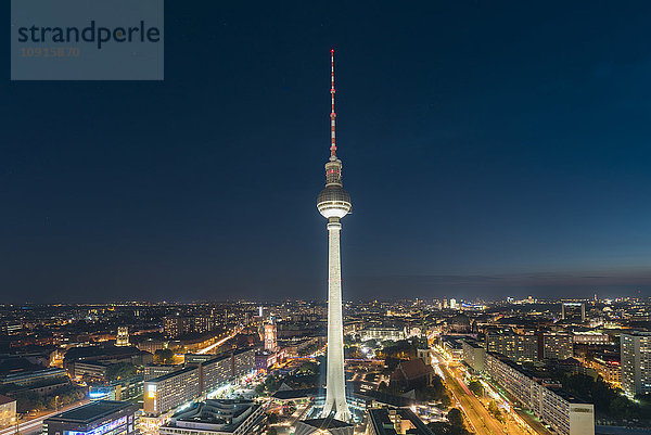 Deutschland  Berlin  Blick auf den Fernsehturm bei Nacht