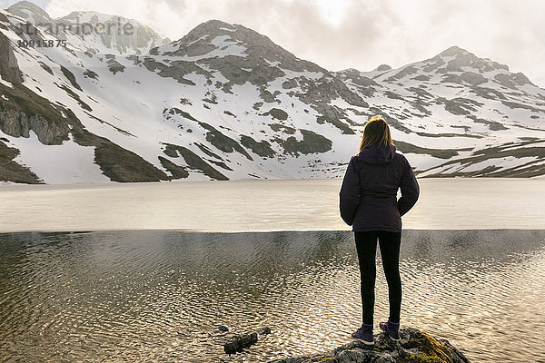 Spanien  Asturien  Somiedo  Frau am Bergsee stehend