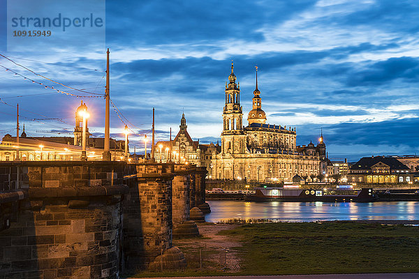 Deutschland  Sachsen  Dresden  Dresdner Dom  Augustusbrücke und Elbe am Abend