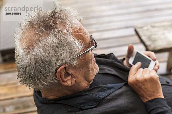 Senior Mann mit Smartphone