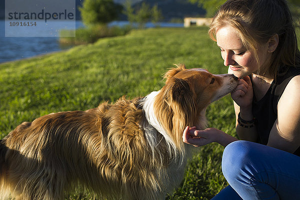 Italien  Lecco  Teenagermädchen mit ihrem Hund