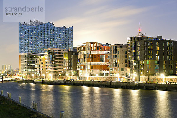 Deutschland  Hamburg  Hafencity  Grasbrook Hafen mit Elbphilharmonie am Abend