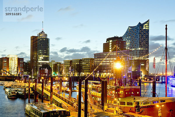 Deutschland  Hamburg  Niederhafen am Abend