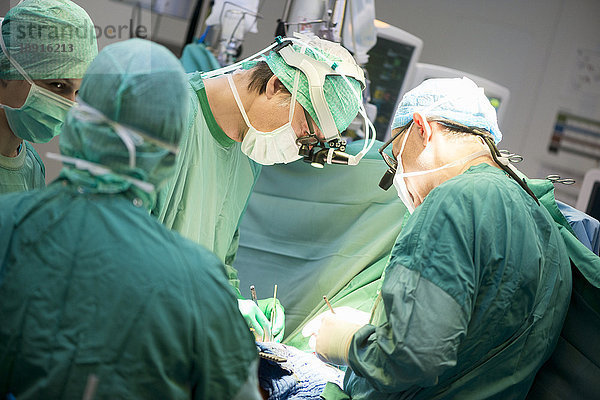 Herzchirurgen bei einer Herzoperation