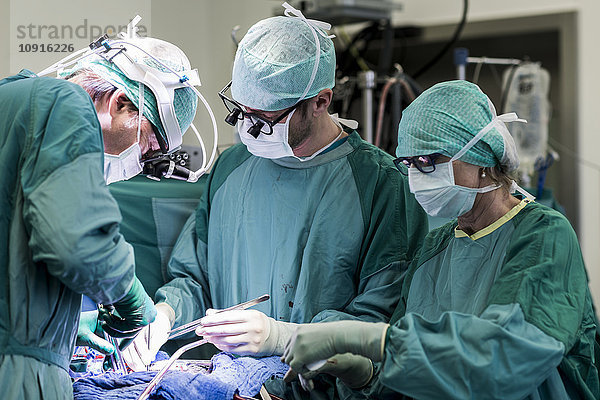 Herzchirurgen und OP-Schwester während einer Herzklappenoperation