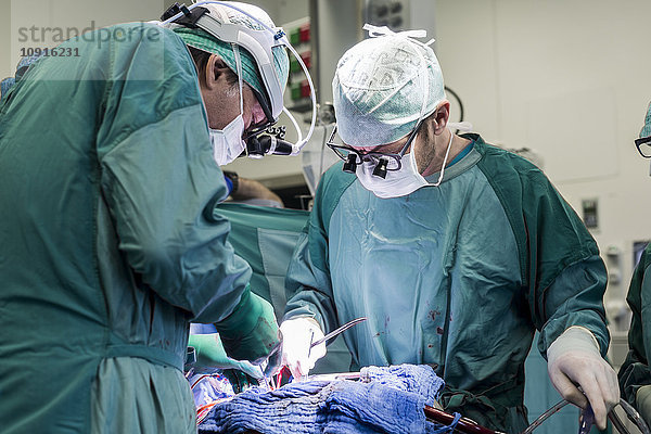 Herzchirurgen und OP-Schwester während einer Herzklappenoperation