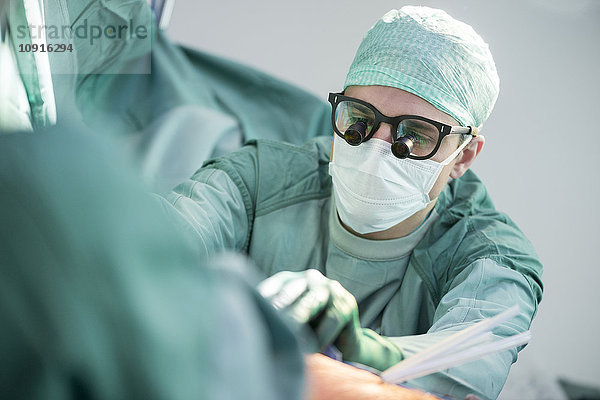 Herzchirurg bei einer Herzoperation
