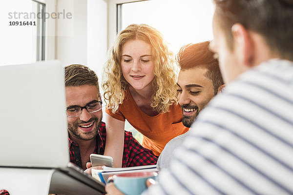 Sicherer Nachwuchs mit Handy im Büro