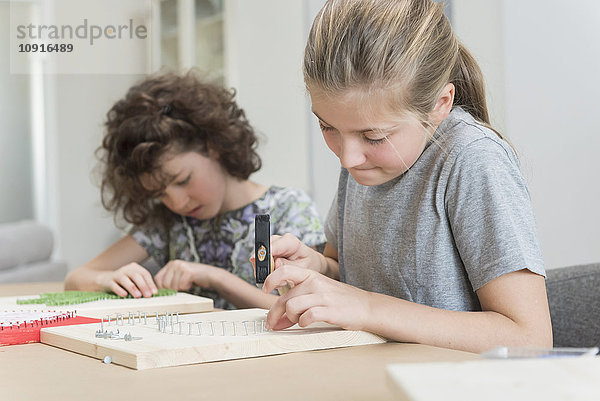 Zwei Mädchen machen Nagelbilder