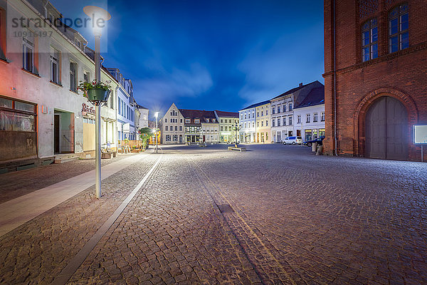 Deutschland  Brandenburg  Perleberg  Marktplatz in der historischen Altstadt bei Nacht