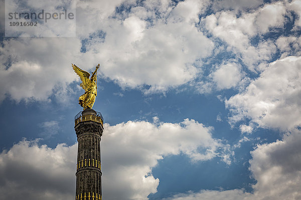 Deutschland  Berlin  Blick auf Siegessäule gegen bewölkten Himmel