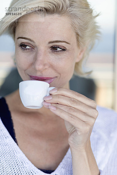 Reife Frau mit einer Tasse Kaffee