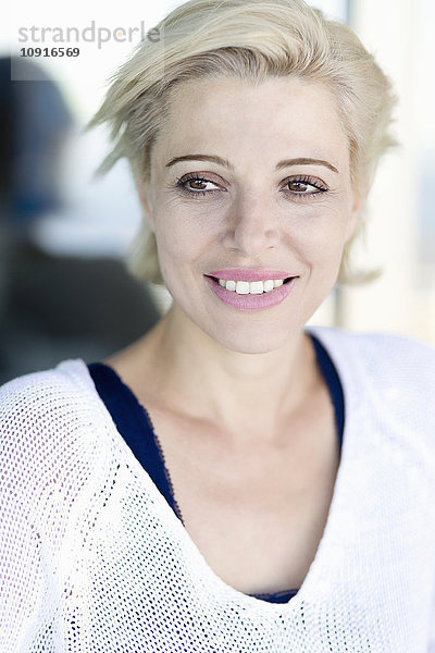Porträt einer lächelnden blonden Frau