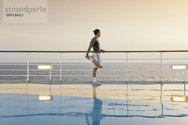 Junger Mann bei Übungen auf einem Schiffsdeck  Kreuzfahrtschiff  Mittelmeer