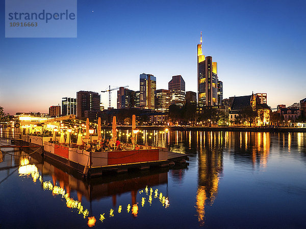 Deutschland  Frankfurt  Skyline mit Plattform am Main am Abend