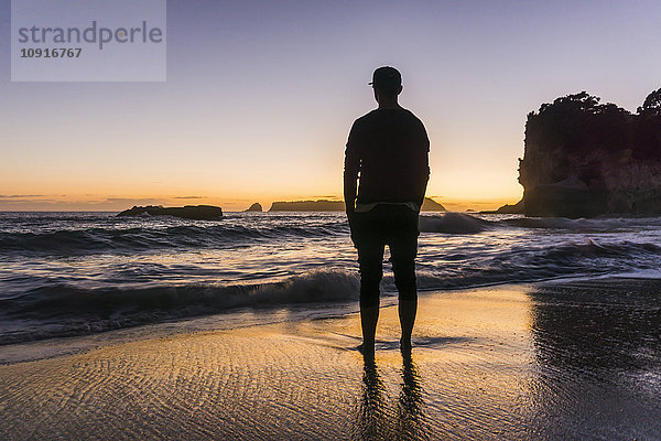 Neuseeland  Wanganui  Silhouette eines Mannes am Strand mit Blick aufs Meer