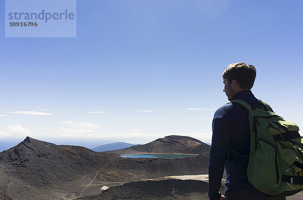 Neuseeland  Tongariro Nationalpark  Wanderer mit Blick auf die Landschaft