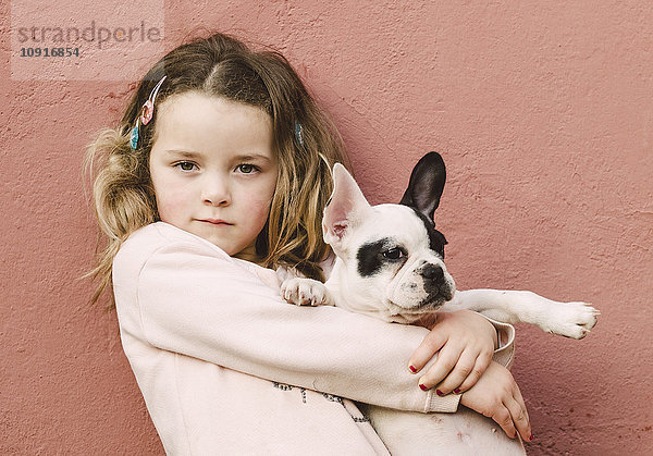 Porträt eines kleinen Mädchens mit französischer Bulldogge