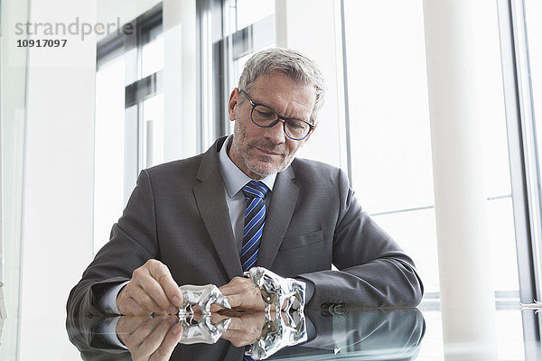 Geschäftsmann beobachtet Börse  Bullen- und Bärenfiguren