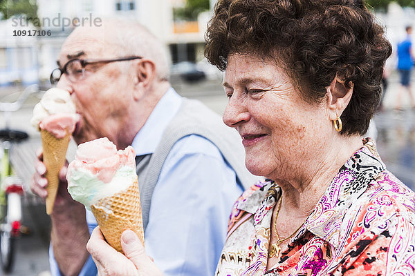 Lächelnde Seniorin mit Eistüte