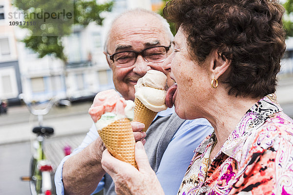 Seniorenpaar genießt das gemeinsame Essen von Eiscreme