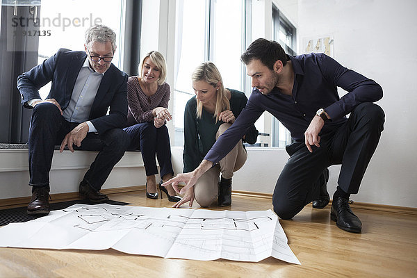 Geschäftsleute mit Teambesprechung im Büro