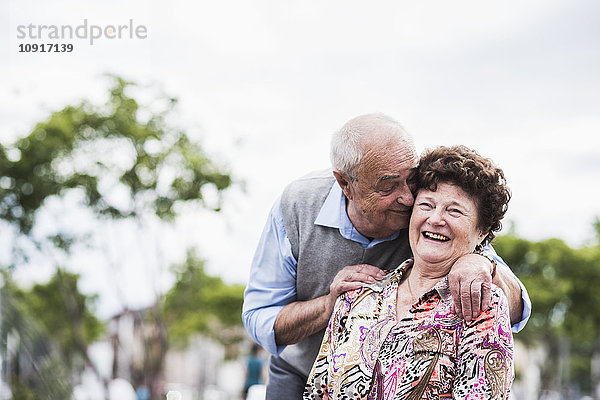 Porträt einer glücklichen Seniorin mit ihrem Mann