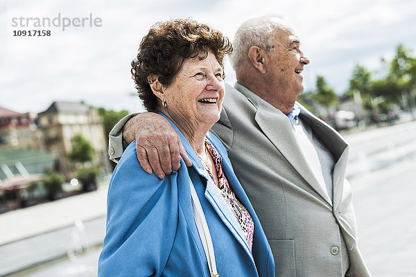 Porträt einer glücklichen Seniorin mit ihrem Mann