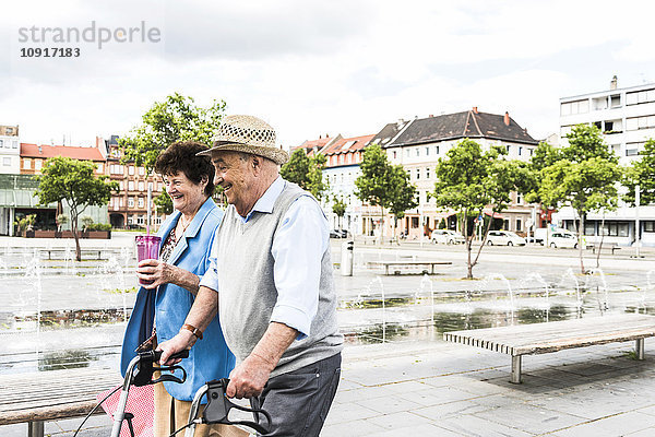 Deutschland  Mannheim  glückliches Seniorenpaar mit Rollator